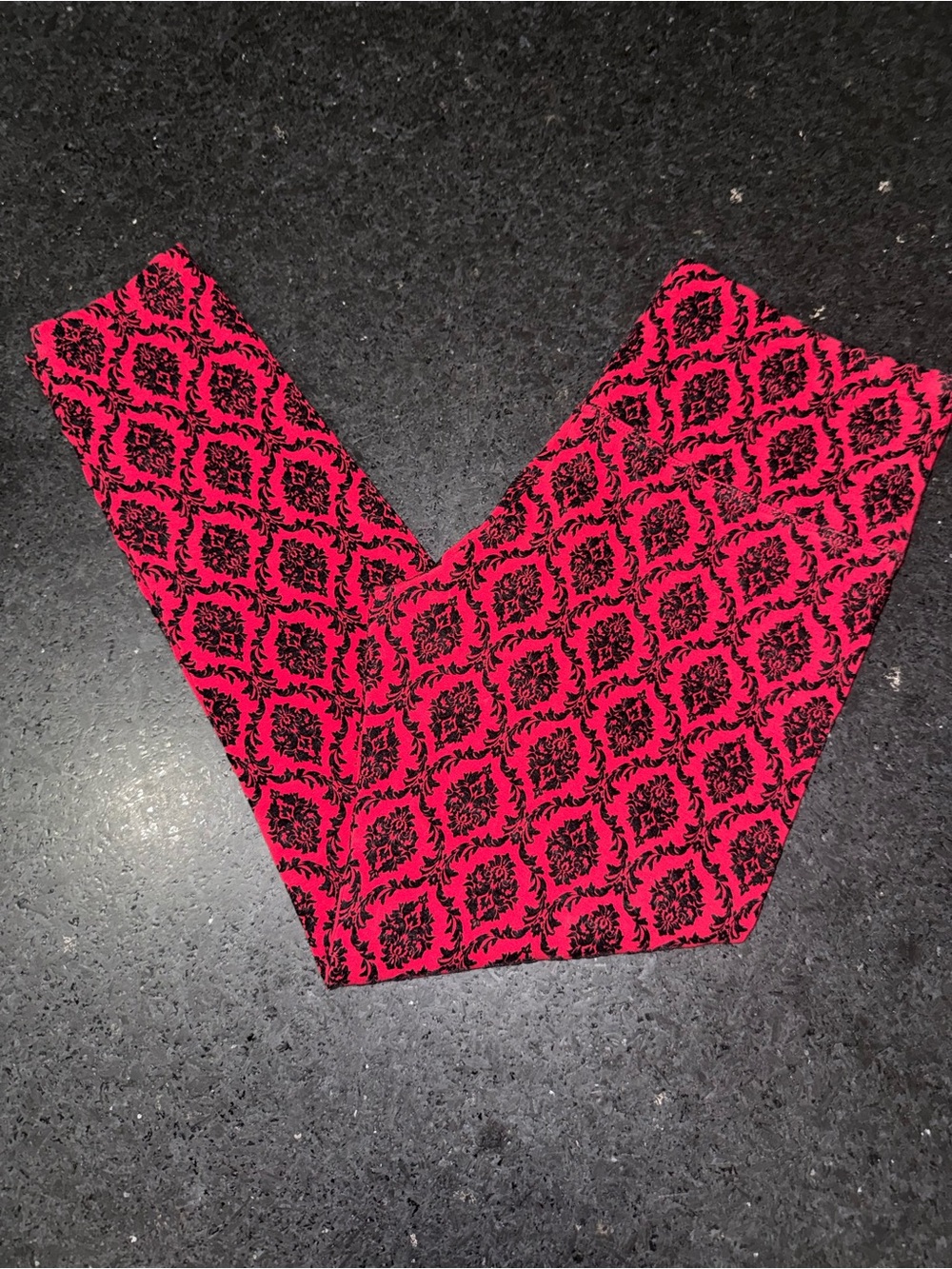 UEC INTRO LOVE THE FIT SLIMMING HIGH RISE RED LEGGINGS BLACK VELVET DAMASK SZ M